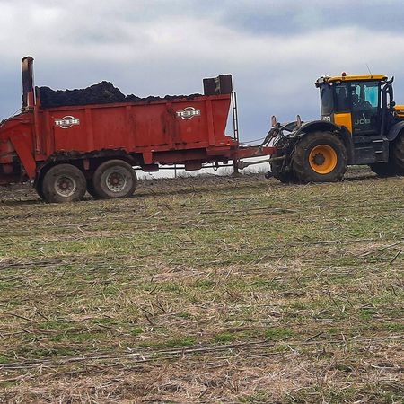 Traktor auf einem Feld