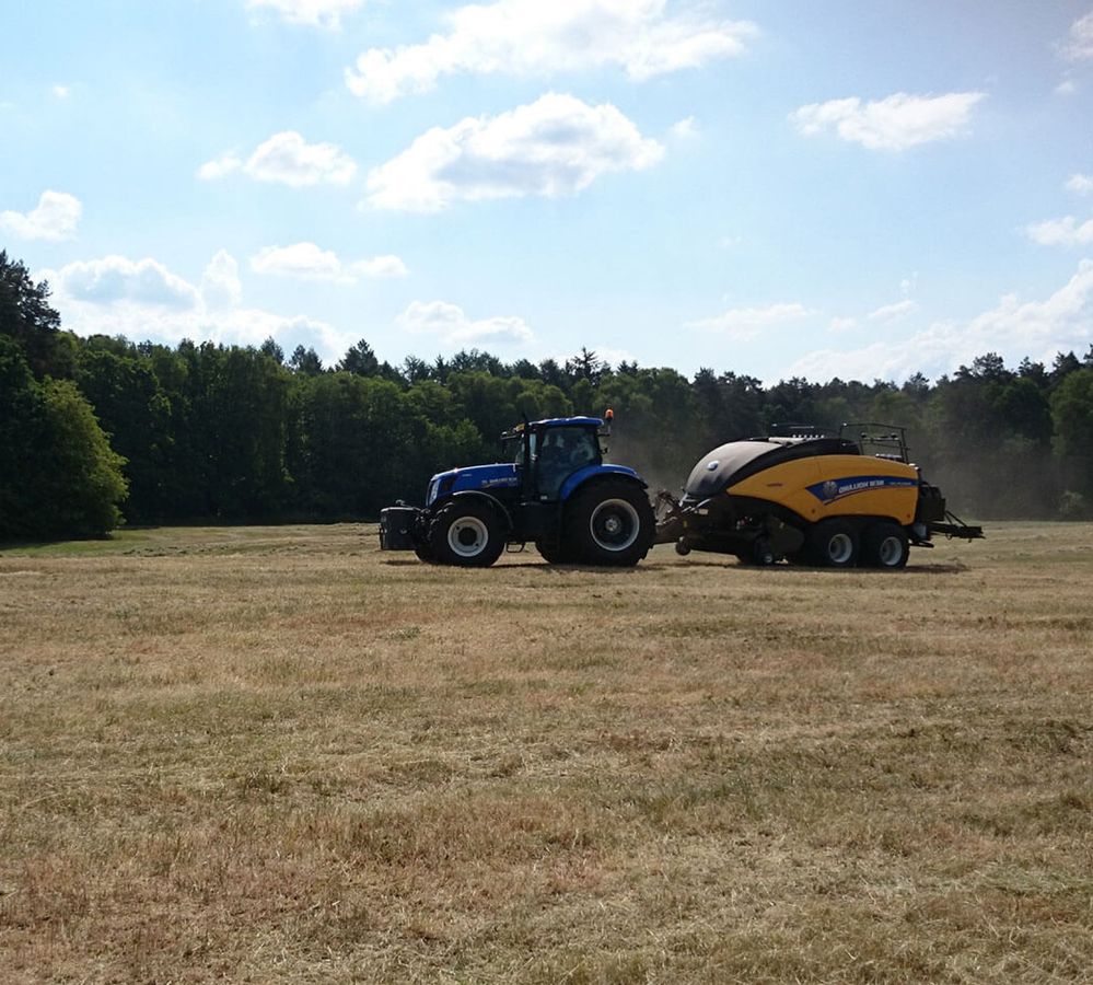 Traktor auf einem Feld