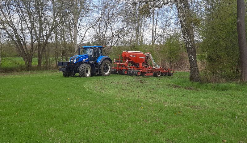 Traktor auf einer Wiese