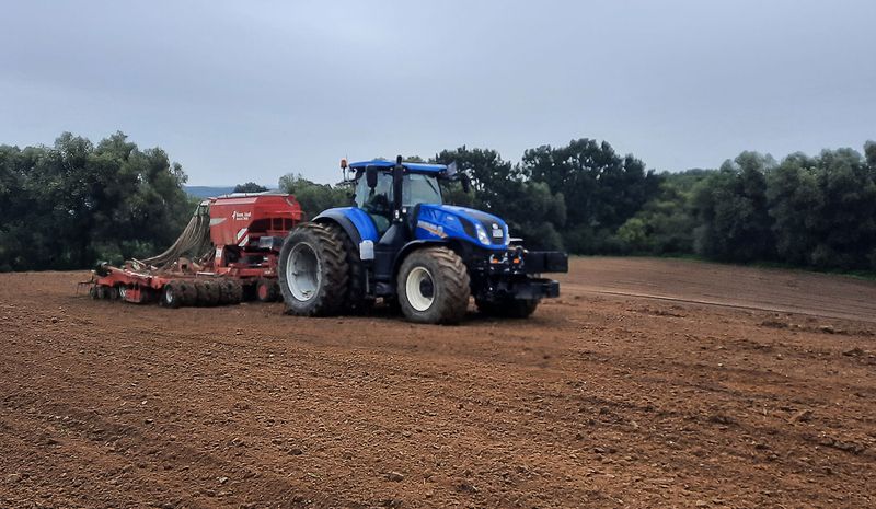 Traktor auf einem Feld