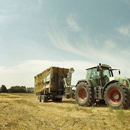 Traktor auf einem Feld